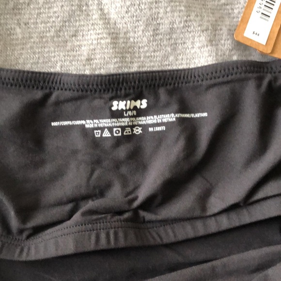 SKIMS Fits Everybody Cropped Cami, color-Onyx, size L, NWT - Picture 4 of 7